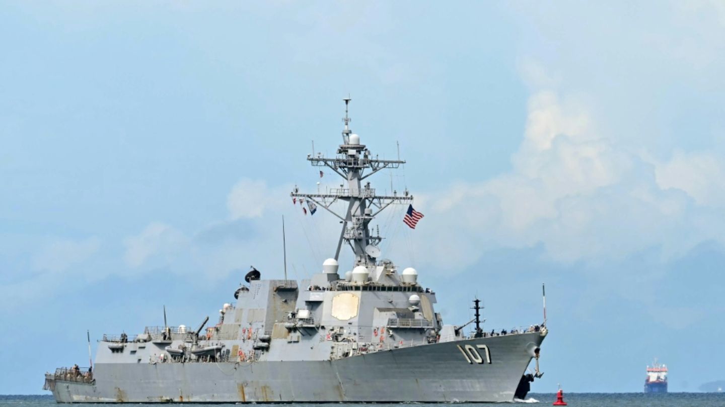 Der Zerstörer "USS Gravely" vor Trinidad und Tobago Der Zerstörer "USS Gravely" vor Trinidad und Tobago