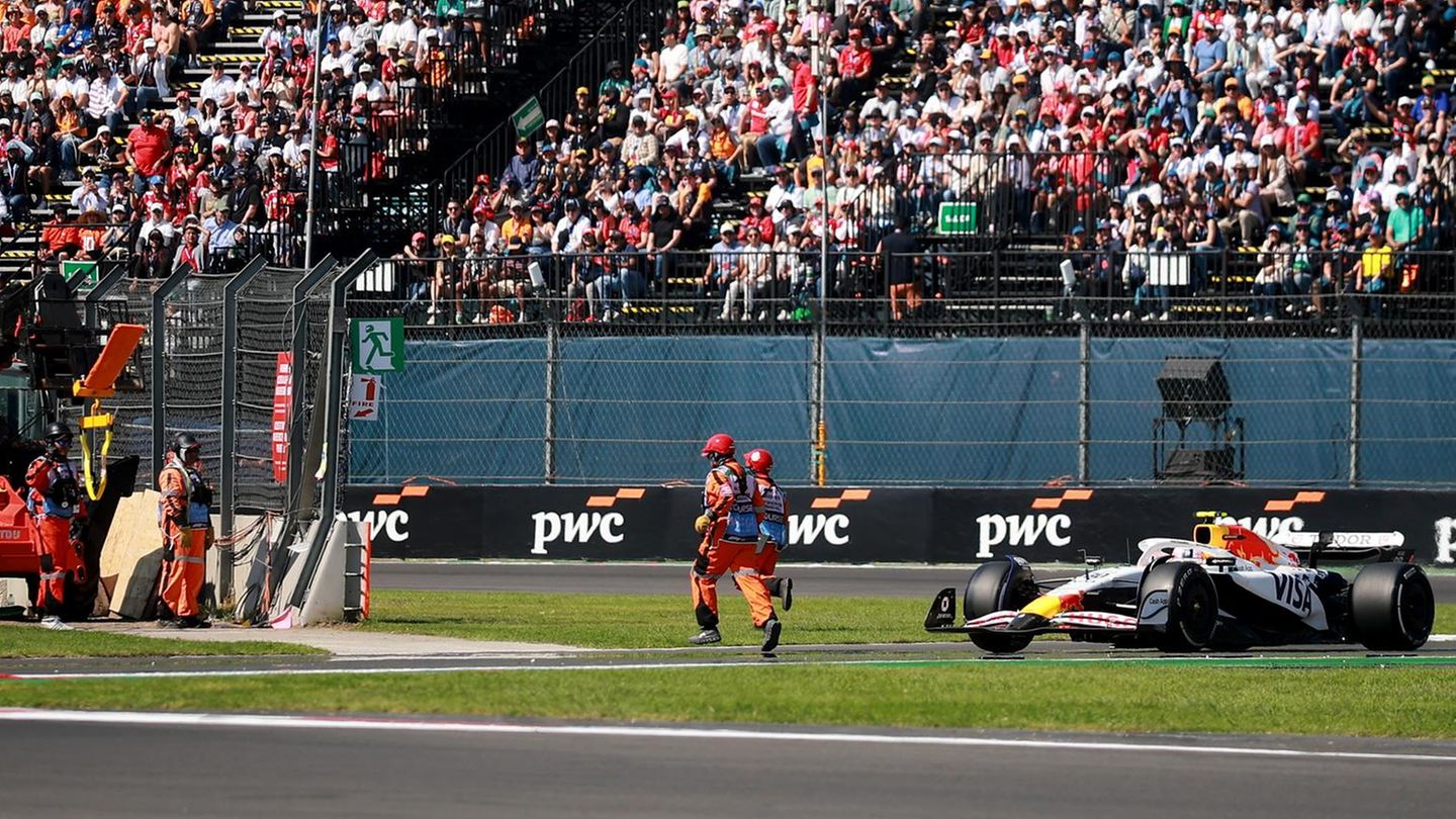 Formula 1: marshals run in front of Liam Lawson’s car Formula 1: marshals run in front of Liam Lawson’s car