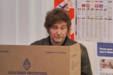 Argentiniens Präsident Javier Milei bei der Stimmabgabe am Sonntag Argentiniens Präsident Javier Milei bei der Stimmabgabe am Sonntag