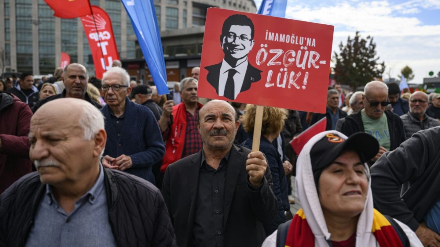 Unterstützer von Ekrem Imamoglu vor dem Gericht Unterstützer von Ekrem Imamoglu vor dem Gericht
