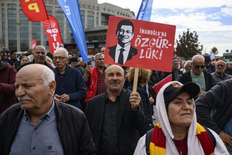 Unterstützer von Ekrem Imamoglu vor dem Gericht