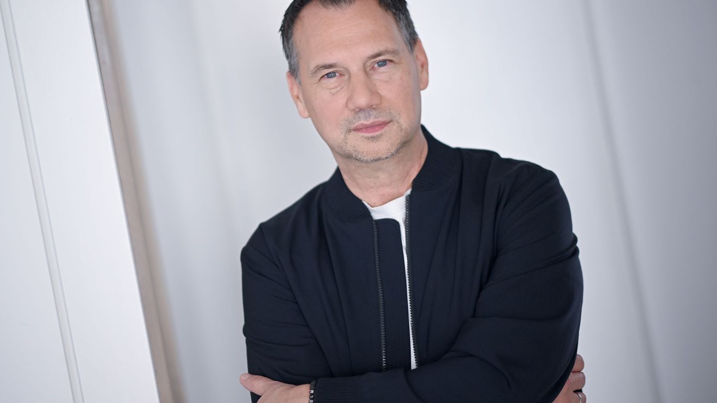 Sebastian Fitzek ist bekannt für seine spannungsgeladenen Psychothriller (Archivbild). Foto: Britta Pedersen/dpa Sebastian Fitzek ist bekannt für seine spannungsgeladenen Psychothriller (Archivbild). Foto: Britta Pedersen/dpa
