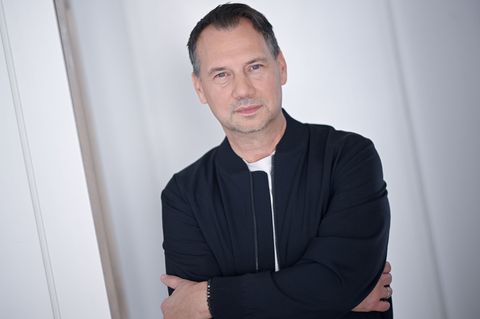 Sebastian Fitzek ist bekannt für seine spannungsgeladenen Psychothriller (Archivbild). Foto: Britta Pedersen/dpa