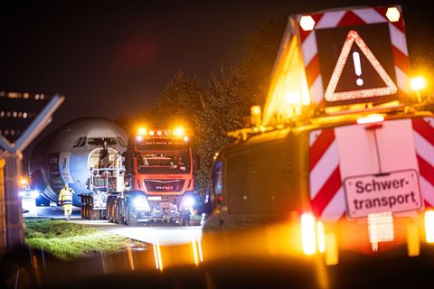 Der Rumpf des Airbus A310 wird über die Landstraße gezogen. Foto: Moritz Frankenberg/dpa