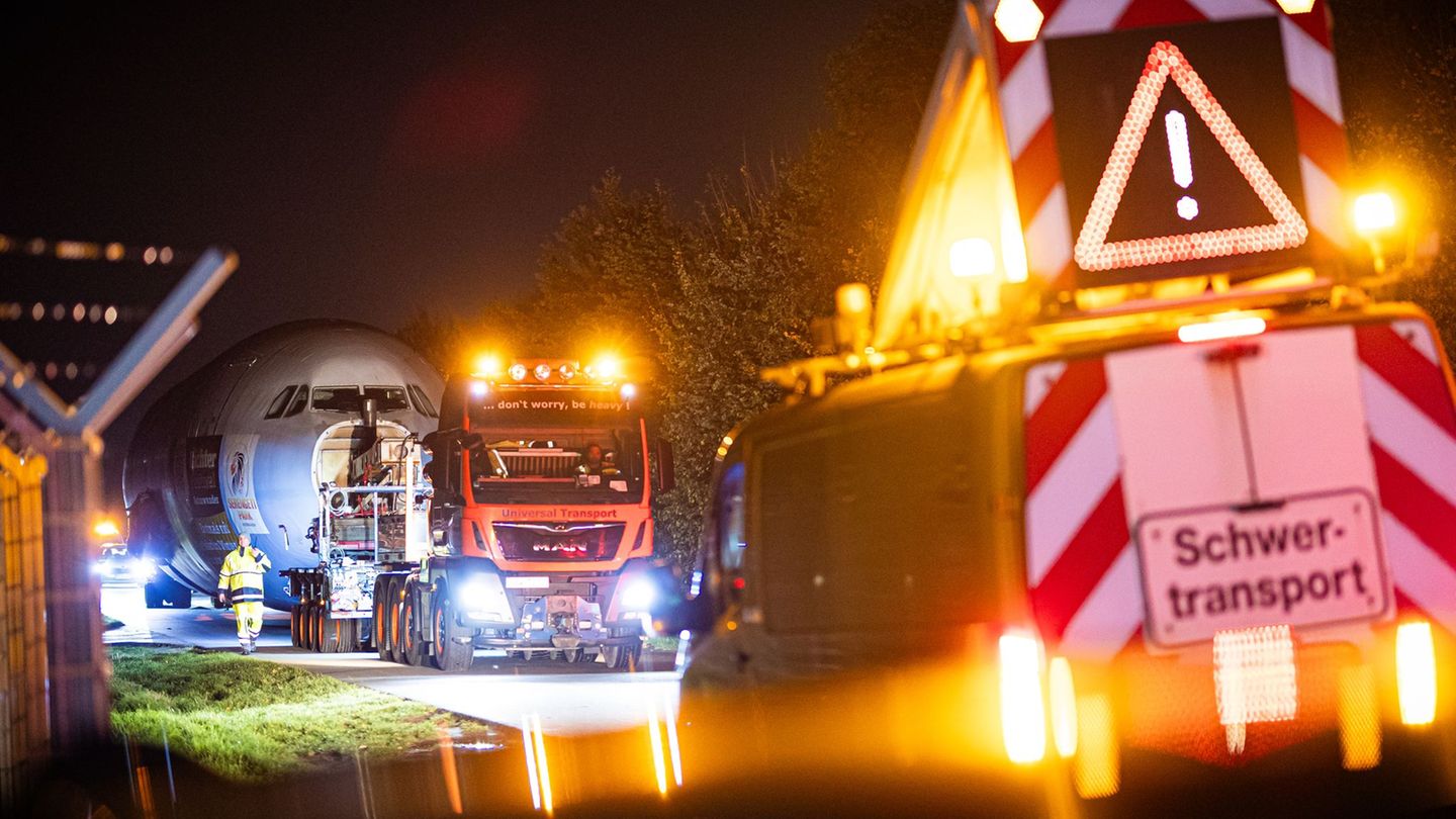Der Rumpf des Airbus A310 wird über die Landstraße gezogen. Foto: Moritz Frankenberg/dpa Der Rumpf des Airbus A310 wird über die Landstraße gezogen. Foto: Moritz Frankenberg/dpa