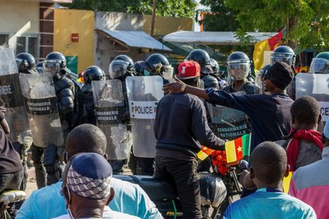 Demonstranten und Sicherheitskräfte in Kamerun