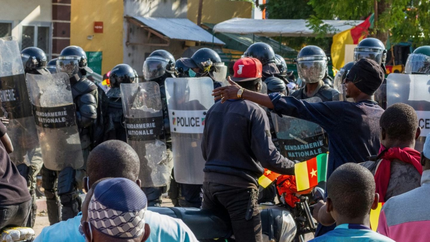 Demonstranten und Sicherheitskräfte in Kamerun Demonstranten und Sicherheitskräfte in Kamerun