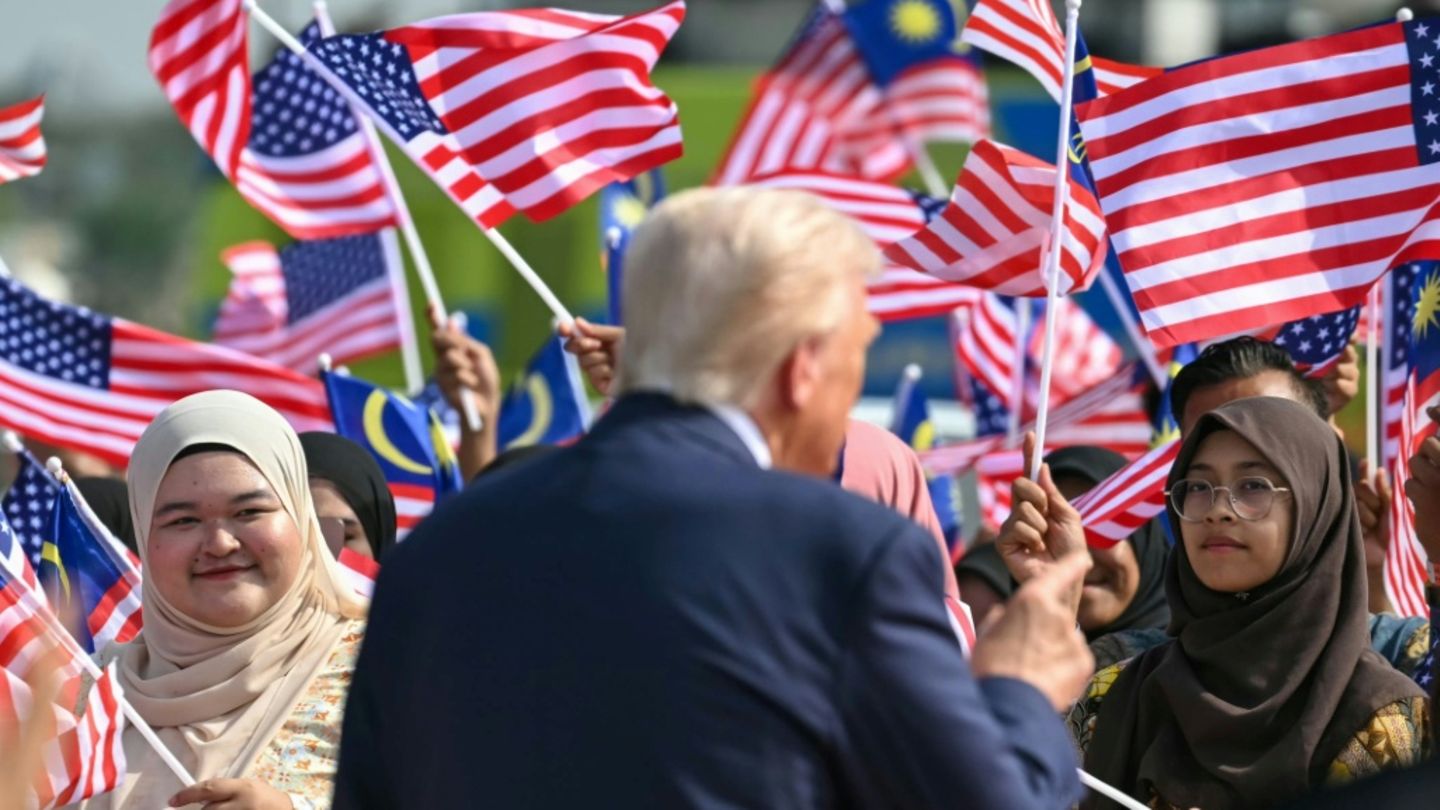 US-Präsident Trump kurz vor seinem Abflug in Malaysia US-Präsident Trump kurz vor seinem Abflug in Malaysia