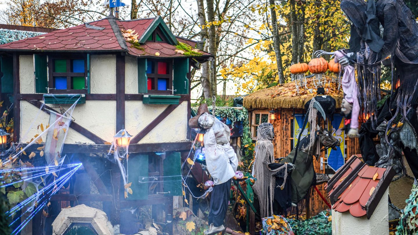 Nebelschwaden, Skelette und Spinnenweben – das Halloween-Haus der Familie König verwandelt sich jedes Jahr in eine eigene kleine Nebelschwaden, Skelette und Spinnenweben – das Halloween-Haus der Familie König verwandelt sich jedes Jahr in eine eigene kleine