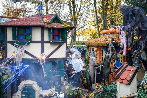 Nebelschwaden, Skelette und Spinnenweben – das Halloween-Haus der Familie König verwandelt sich jedes Jahr in eine eigene kleine