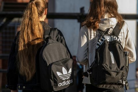 Jugendliche auf Schulhof