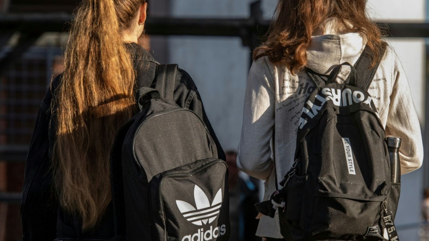 Jugendliche auf Schulhof Jugendliche auf Schulhof