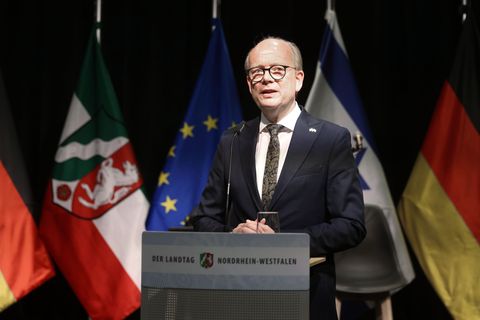 Landtagspräsident André Kuper (CDU) spricht während einer Feierstunde anlässlich des 60. Jubiläums der deutsch-israelischen Bezi