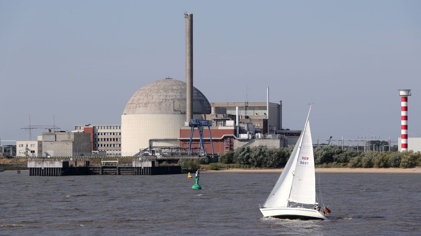 Das stillgelegte Kernkraftwerk Stade an der Elbe bei Stade wird mit einem Kunstprojekt verabschiedet. Foto: picture alliance / d Das stillgelegte Kernkraftwerk Stade an der Elbe bei Stade wird mit einem Kunstprojekt verabschiedet. Foto: picture alliance / d