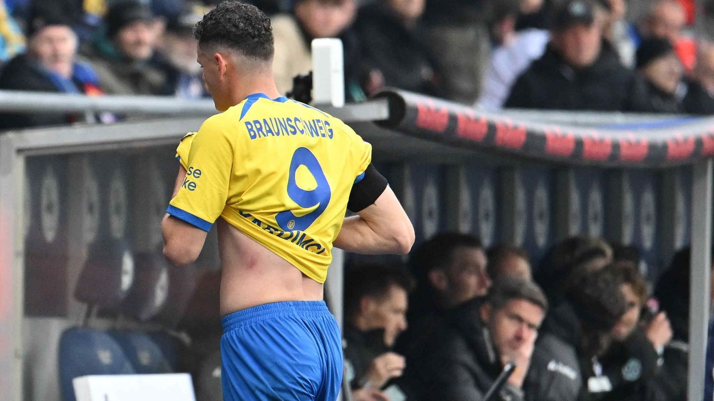 Braunschweigs Erencan Yardimci geht nach seiner Roten Karte im Derby gegen Hannover vom Platz. Foto: Swen Pförtner/dpa Braunschweigs Erencan Yardimci geht nach seiner Roten Karte im Derby gegen Hannover vom Platz. Foto: Swen Pförtner/dpa