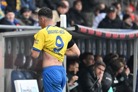 Braunschweigs Erencan Yardimci geht nach seiner Roten Karte im Derby gegen Hannover vom Platz. Foto: Swen Pförtner/dpa