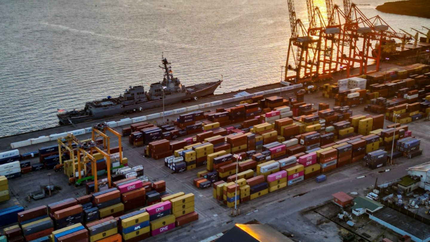 Das Kriegsschiff "USS Gravely" vor Trinidad und Tobago