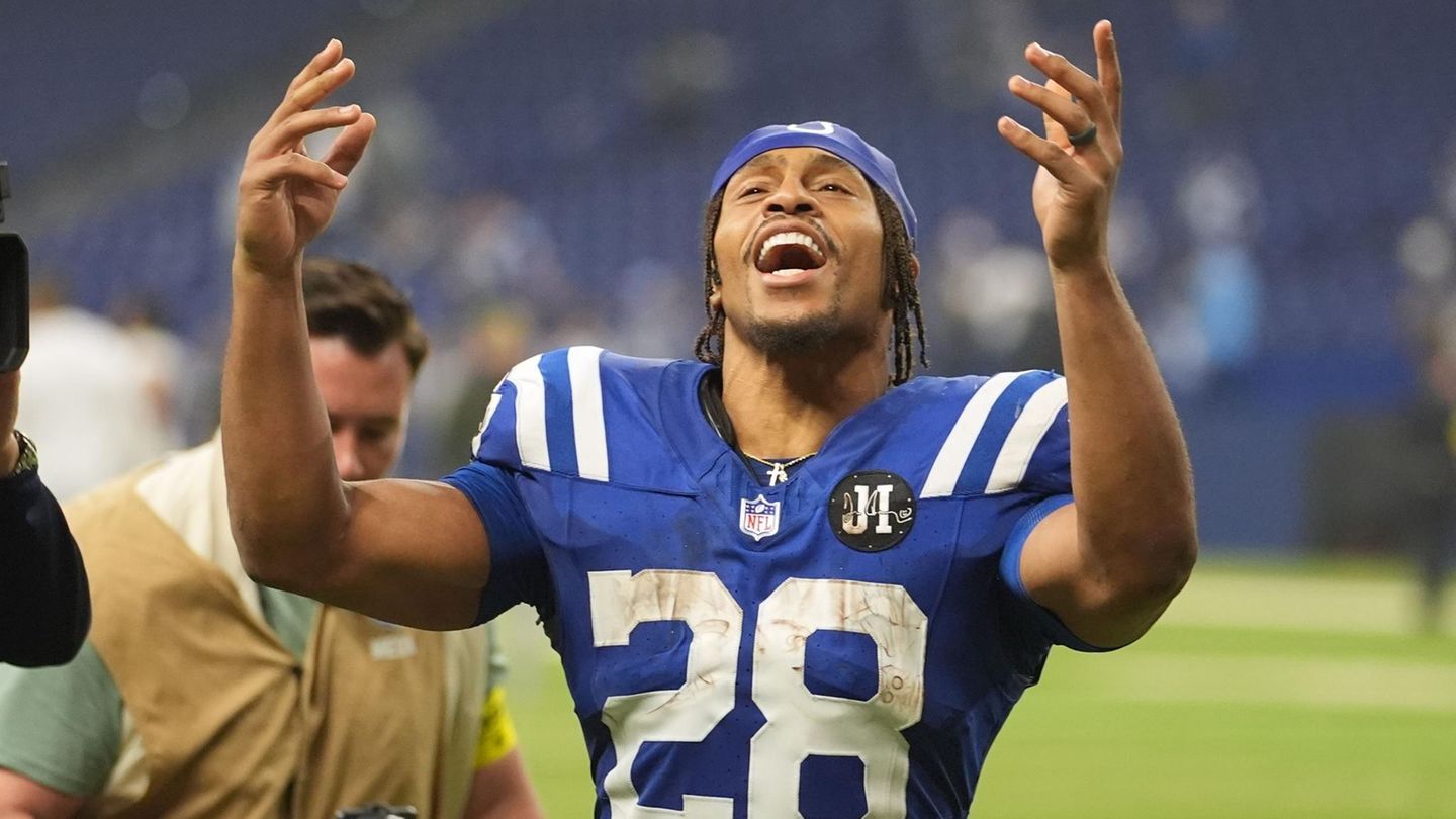 NFL professional scores three touchdowns – and makes history NFL professional scores three touchdowns – and makes history