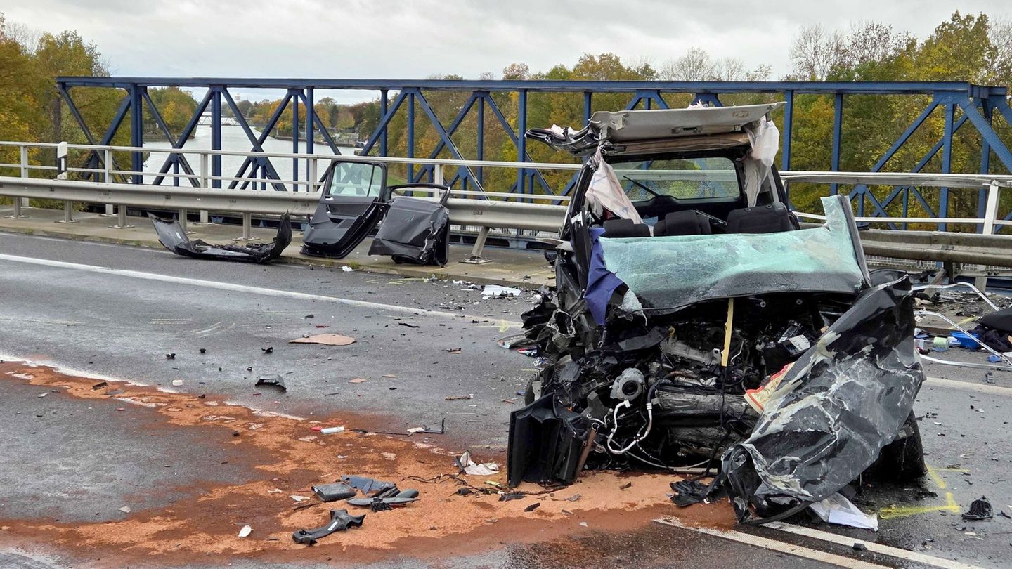 Ein Mann schwebt nach dem Unfall weiter in Lebensgefahr, eine Frau ist schwer verletzt. Foto: Christian Brahmann/dpa Ein Mann schwebt nach dem Unfall weiter in Lebensgefahr, eine Frau ist schwer verletzt. Foto: Christian Brahmann/dpa