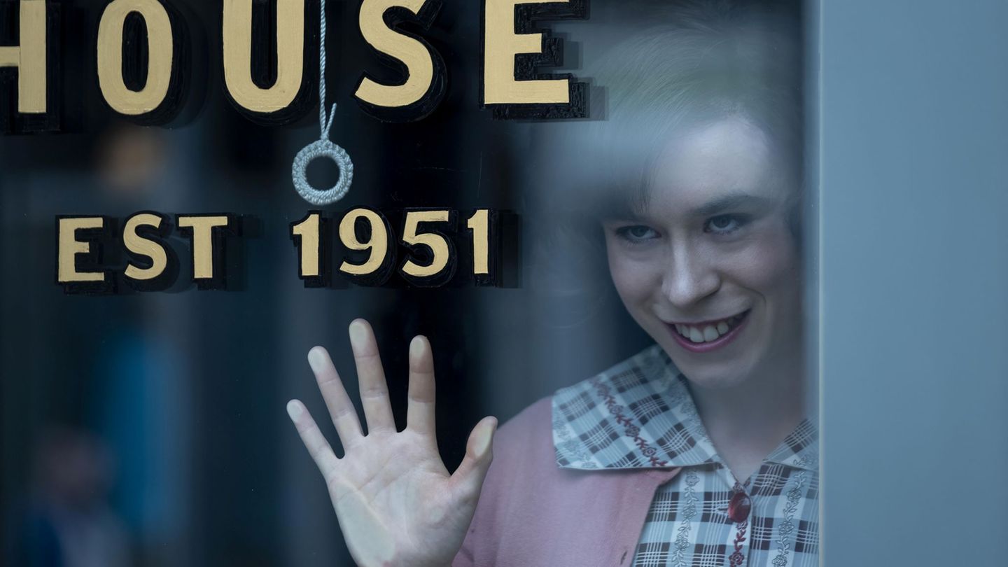 In der Kleinstadt Derry muss man sich vor vielen Menschen fürchten. Foto: ---/Warner/Home Box Office/Sky/dpa In der Kleinstadt Derry muss man sich vor vielen Menschen fürchten. Foto: ---/Warner/Home Box Office/Sky/dpa