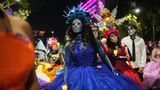 27. Oktober: Tag der Toten Mexiko-Stadt, Mexiko. Die Straßen der Hauptstadt sind voller bunter, gruseliger Menschen. Sie nehmen an der jährlichen Catrinas Parade teil. Die elegante Skelettfigur wurde zum Symbol für den mexikanischen "Tag der Toten" (Día de los Muertos)