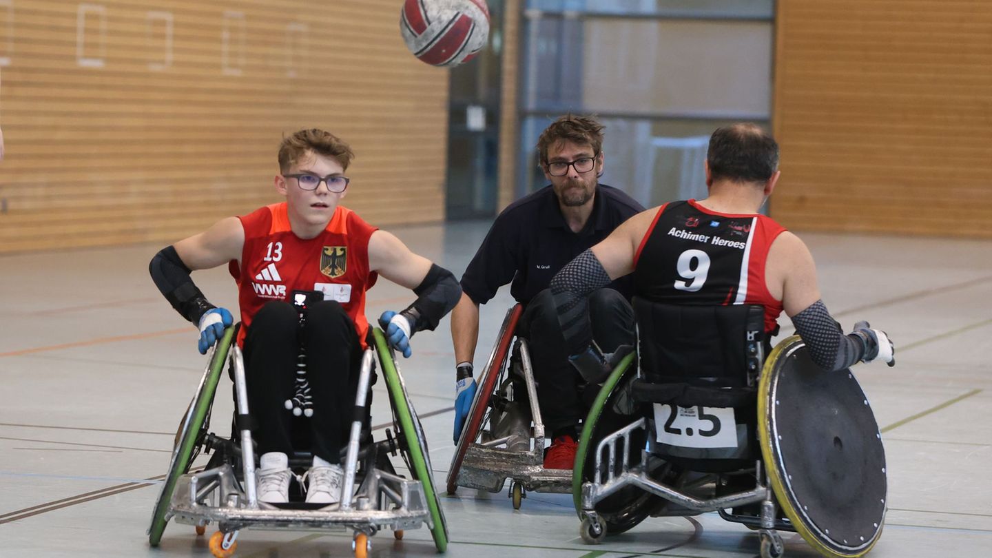 Der 15-jährige Jonte Küntzel (l) trainiert beim TSV Achim Rollstuhl-Rugby. Foto: Christian Butt/dpa