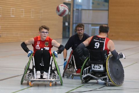 Der 15-jährige Jonte Küntzel (l) trainiert beim TSV Achim Rollstuhl-Rugby. Foto: Christian Butt/dpa