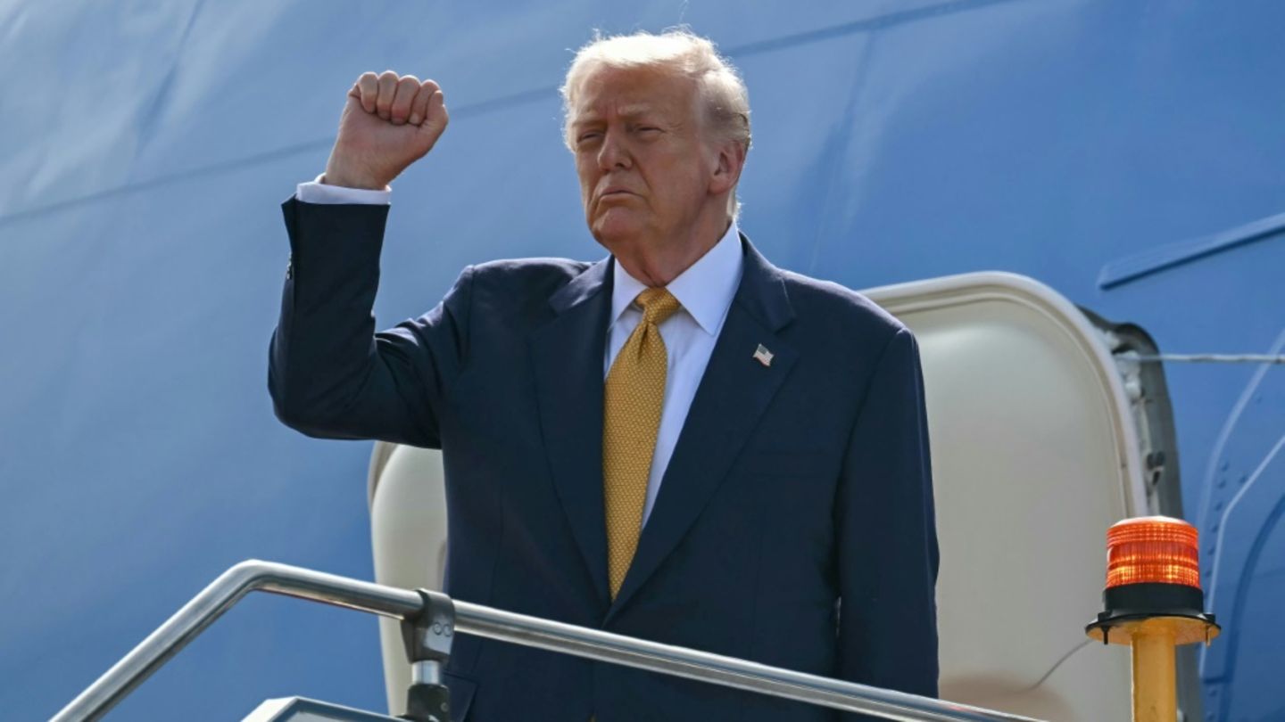 Trump vor dem Abflug aus Kuala Lumpur Trump vor dem Abflug aus Kuala Lumpur