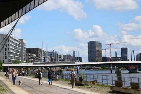 Laut einer Umfrage sind Menschen in Hamburg am zufriedensten. (Symbolbild) Foto: Christian Charisius/dpa Laut einer Umfrage sind Menschen in Hamburg am zufriedensten. (Symbolbild) Foto: Christian Charisius/dpa