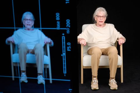 Die Holocaust-Überlebende Eva Weyl wird in einem Studio der TU Dortmund für ein Hologramm bei der Beantwortung von Fragen zu ihr
