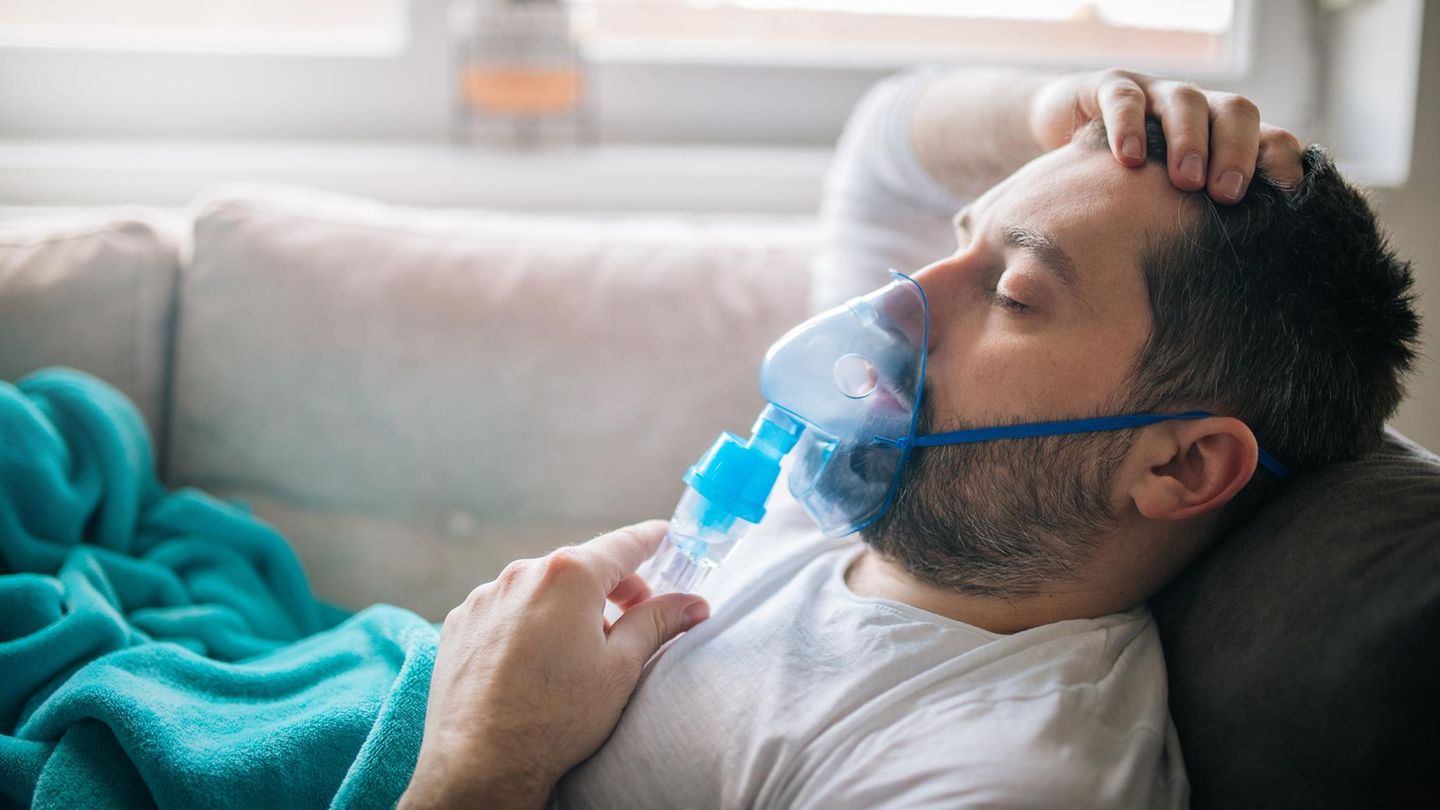 Deal News Inhalator Ein Mann liegt mit Inhalator auf dem Sofa