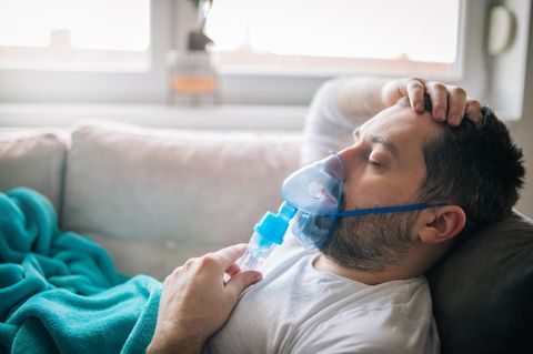 Deal News Inhalator Ein Mann liegt mit Inhalator auf dem Sofa