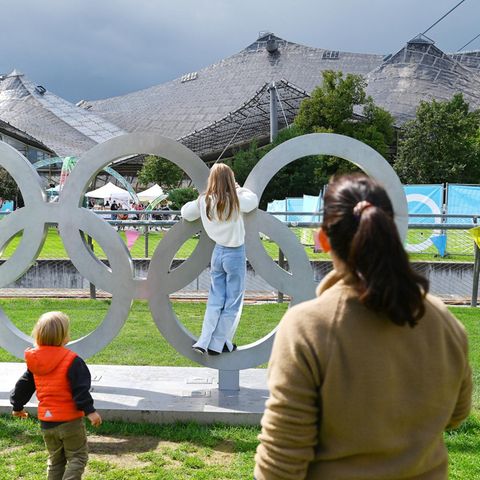 Die Olympischen Ringe im Olympiapark in München