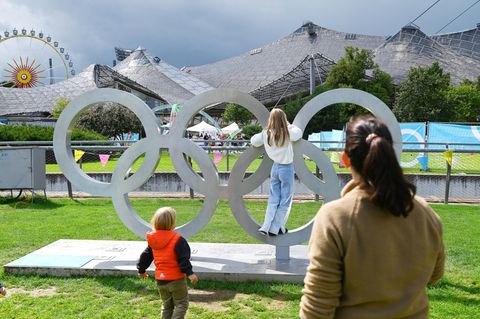 Die Olympischen Ringe im Olympiapark in München Die Olympischen Ringe im Olympiapark in München