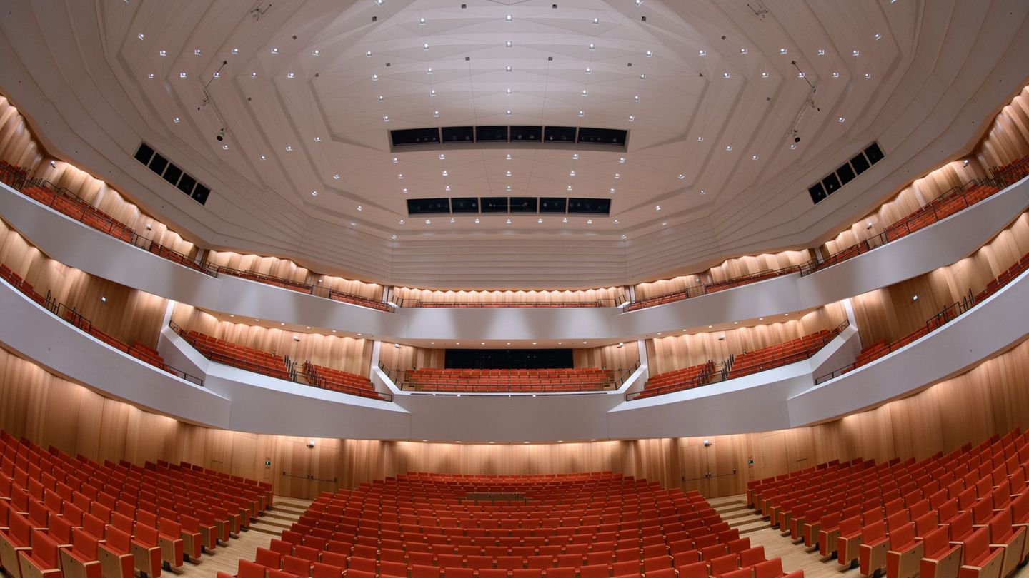 Der Dresdner Kulturpalast in eine Spielstätte für die Deutsch-Tschechischen Kulturtage vom 30. Oktober bis 16. November. (Archiv Der Dresdner Kulturpalast in eine Spielstätte für die Deutsch-Tschechischen Kulturtage vom 30. Oktober bis 16. November. (Archiv