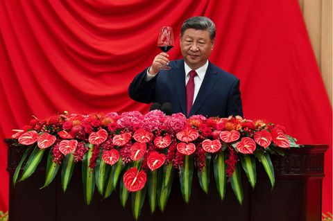Meinung: Chinas Staatspräsident Xi Jinping nach seiner Rede beim Nationalfeiertagsempfang in Peking Chinas Staatspräsident Xi Jinping nach seiner Rede beim Nationalfeiertagsempfang in Peking