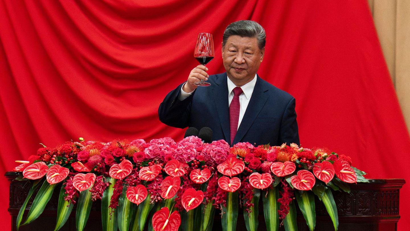 Meinung: Chinas Staatspräsident Xi Jinping nach seiner Rede beim Nationalfeiertagsempfang in Peking Chinas Staatspräsident Xi Jinping nach seiner Rede beim Nationalfeiertagsempfang in Peking