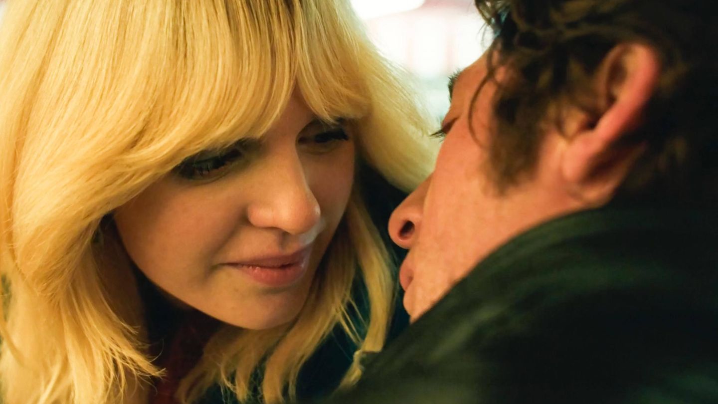 Odessa Young als Faye Romano und Jeremy Allen White als Bruce Springsteen in "Springsteen: Deliver me From Nowhere"