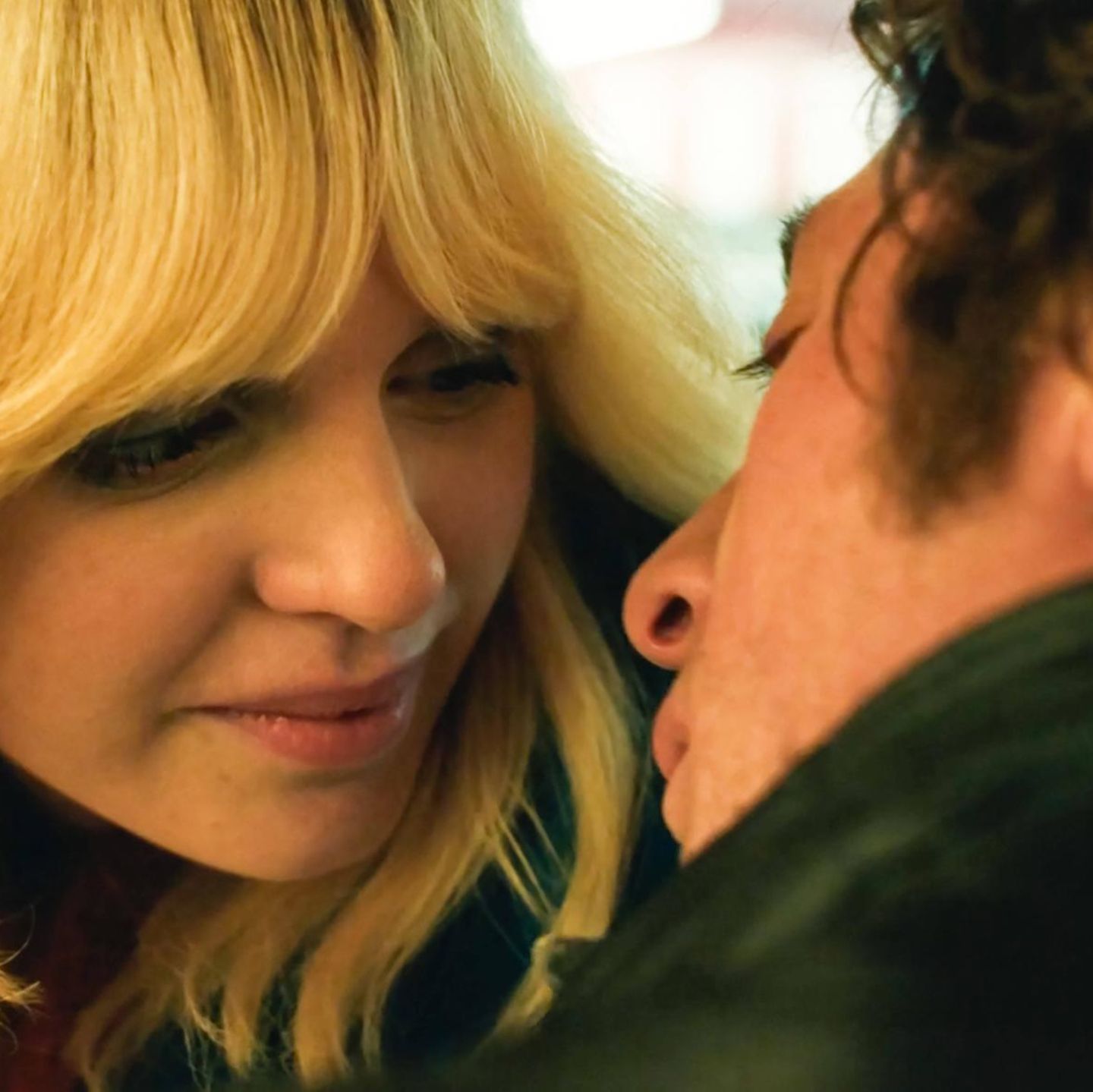 Odessa Young als Faye Romano und Jeremy Allen White als Bruce Springsteen in "Springsteen: Deliver me From Nowhere"