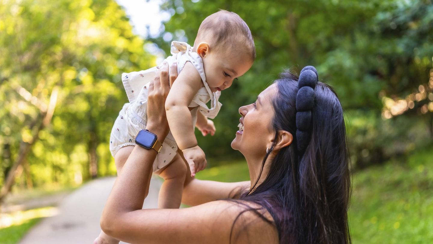 Welchen Mädchennamen wählen? Eine Mutter und ihre kleine Tochter Welchen Mädchennamen wählen? Eine Mutter und ihre kleine Tochter