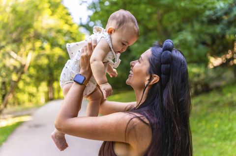 Welchen Mädchennamen wählen? Eine Mutter und ihre kleine Tochter Welchen Mädchennamen wählen? Eine Mutter und ihre kleine Tochter