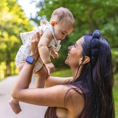 Welchen Mädchennamen wählen? Eine Mutter und ihre kleine Tochter Welchen Mädchennamen wählen? Eine Mutter und ihre kleine Tochter