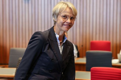 Ministerin Dorothee Feller (CDU) kommt in den Schulausschuss des Landtags (Archivfoto) Foto: Oliver Berg/dpa