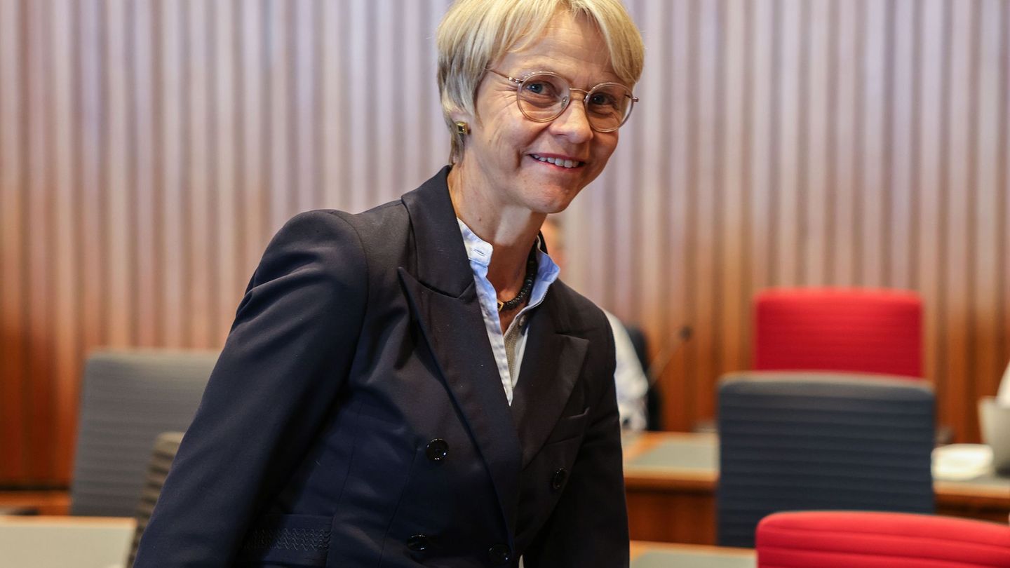 Ministerin Dorothee Feller (CDU) kommt in den Schulausschuss des Landtags (Archivfoto) Foto: Oliver Berg/dpa Ministerin Dorothee Feller (CDU) kommt in den Schulausschuss des Landtags (Archivfoto) Foto: Oliver Berg/dpa