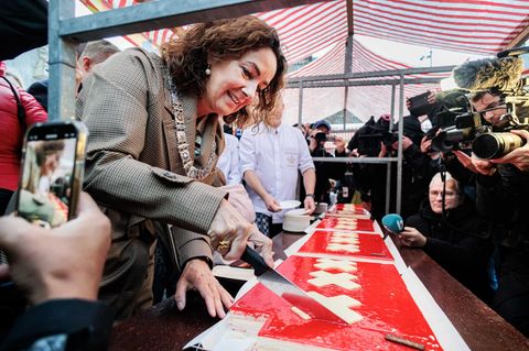 Amsterdams Bürgermeisterin Femke Halsema schneidet die lange Torte an. Foto: Ramon Van Flymen/ANP/dpa Amsterdams Bürgermeisterin Femke Halsema schneidet die lange Torte an. Foto: Ramon Van Flymen/ANP/dpa