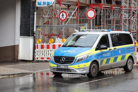Ein Polizeifahrzeug parkt vor einer Einfahrt bei einer Razzia in Remscheid gegen organisierte Kriminalität Ein Polizeifahrzeug parkt vor einer Einfahrt bei einer Razzia in Remscheid gegen organisierte Kriminalität