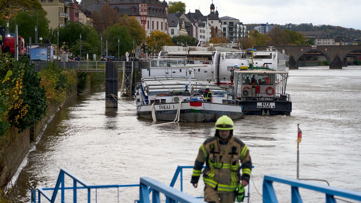 Einsatzkräfte wollten das Leck abdichten. Foto: Sascha Ditscher/dpa Einsatzkräfte wollten das Leck abdichten. Foto: Sascha Ditscher/dpa