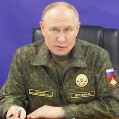 Putin in Flecktarn lobt neue atomfähige Rakete