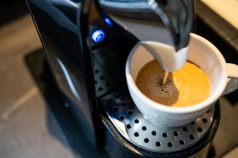 Nespresso-Maschine Deals des Tages: Eine Nespresso-Maschine macht einen Kaffee