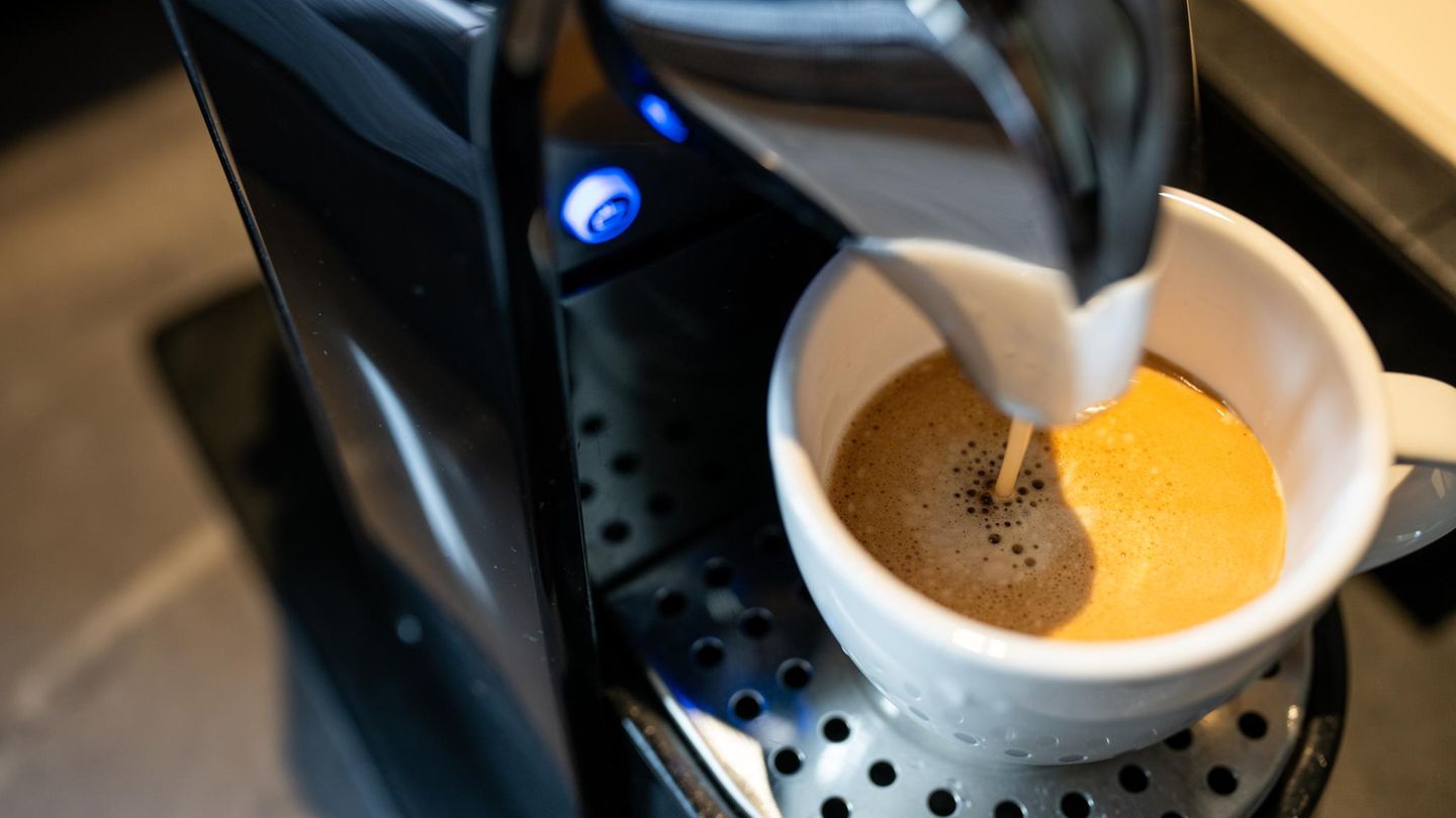 Nespresso-Maschine Deals des Tages: Eine Nespresso-Maschine macht einen Kaffee